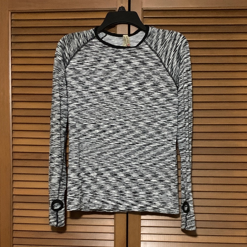 Ebb & Flow Black and White Long Sleeve Thumb Hole Shirt One Size